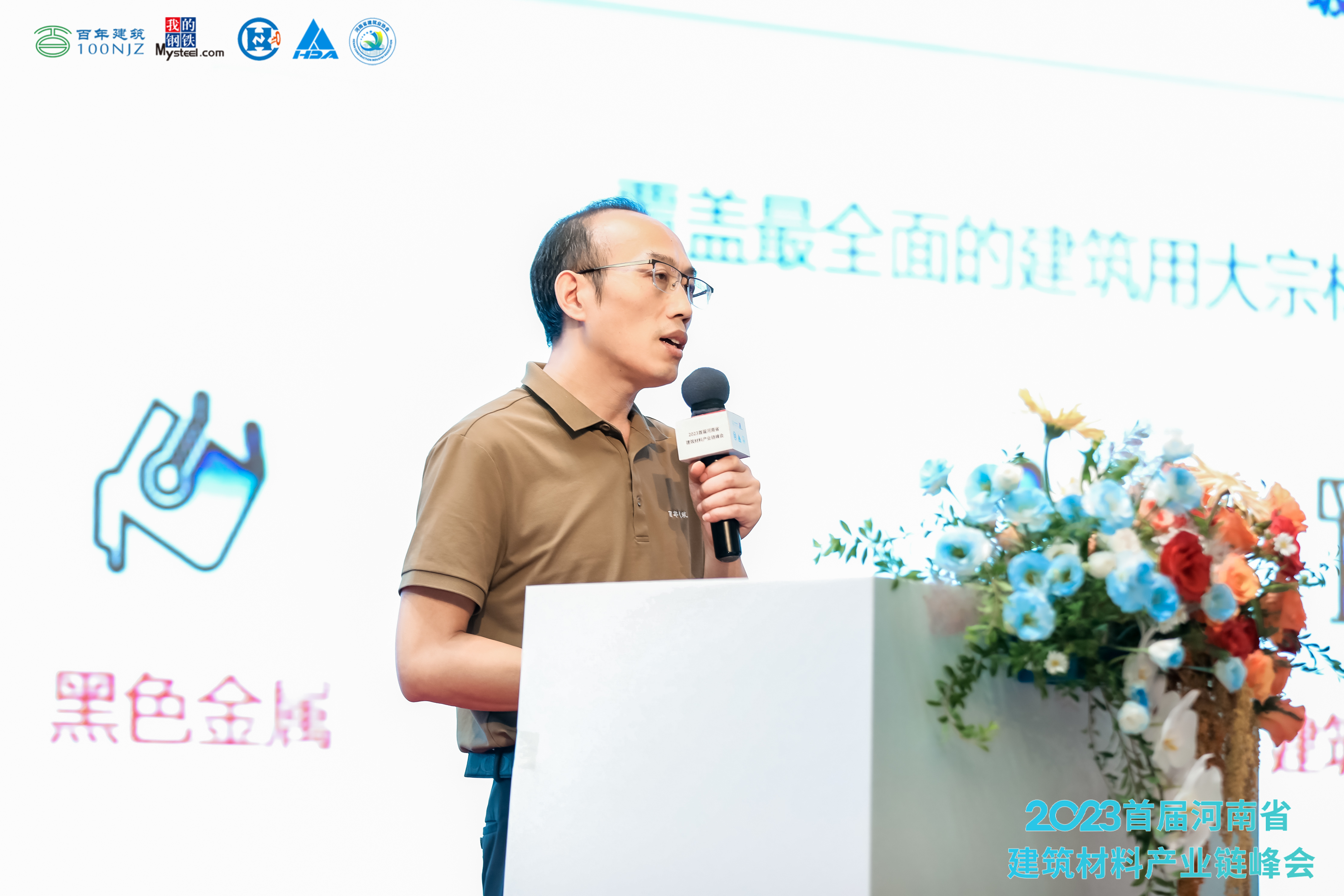 郑伟.jpg 郑伟.jpg